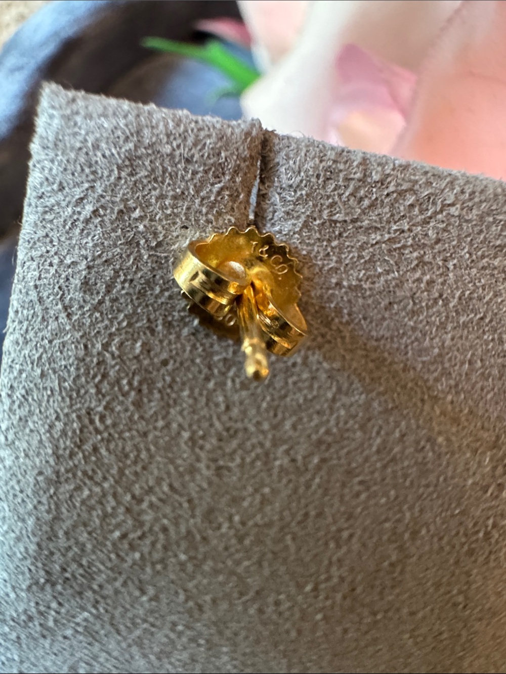 Tiffany 18K SINGLE Stitch Earring. - Picture 3 of 7